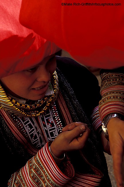 Red Dao Women Haggle Market Sapa